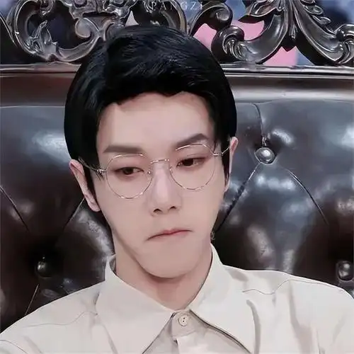 华晨宇的新发型引发了一场热议,如同他的音乐一般,喜爱者众多,批评者