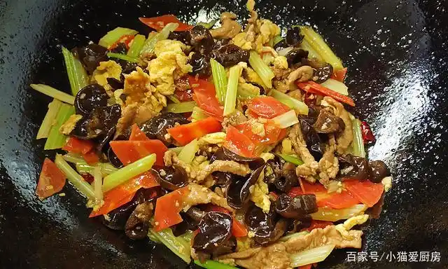 家常小炒菜:"芹菜木耳鸡蛋炒肉",鲜香味美,特别开胃下饭
