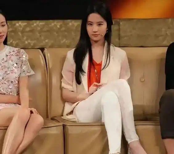 刘亦菲穿着白色蕾丝紧身裤,他的腿又细又长,以前他的粗腿照片都是错的