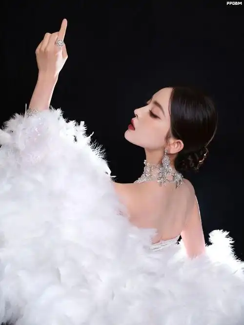 古力娜扎出席vogue时尚盛会身着珍珠羽毛透视裙展现魅力