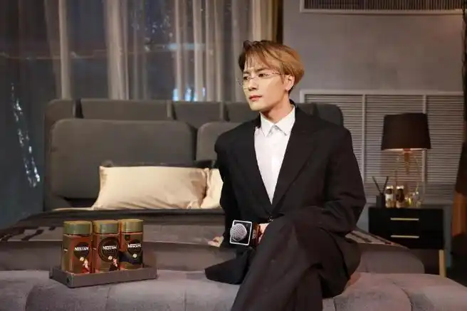 品牌霸霸想念pjack啦穿西装戴眼镜妥妥霸道总裁#王嘉尔世界巡演#95