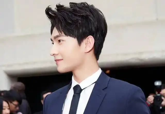 男星穿西服:吴亦凡高冷,李易峰阳光,最后一位文质彬彬