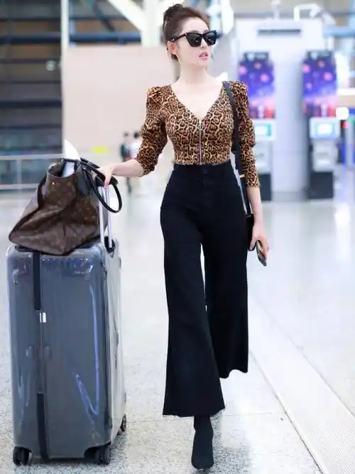 34岁张天爱更丰满,穿紧身豹纹衫 阔腿裤差点"撑爆",高级性感