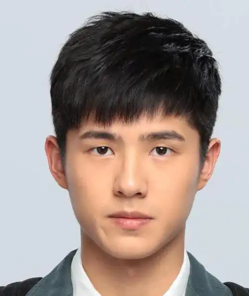 刘昊然童年照曝光从小到大没有大变化令网友质疑