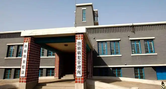 主角刘嘉树在上世纪六七十年代因为特殊的原因离开了功德林战犯管理所