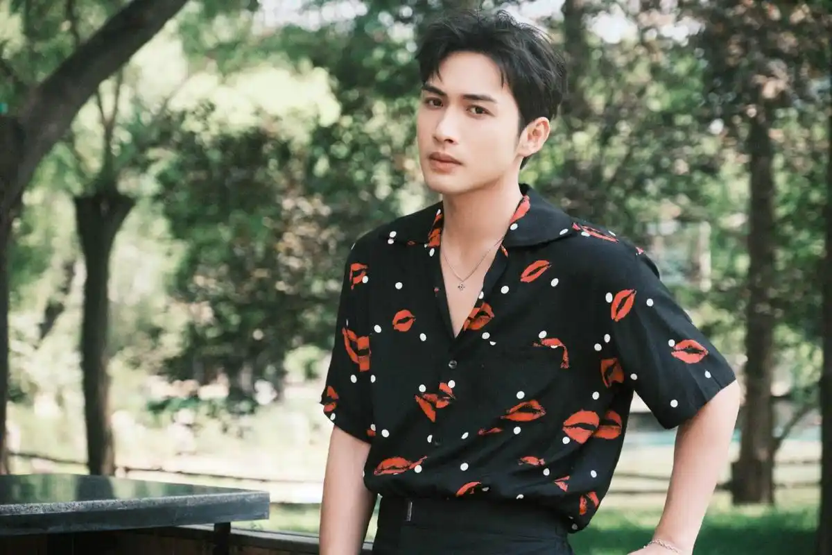 张彬彬夏日花衬衣写真