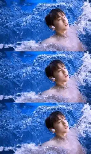 壁纸:王俊凯游泳照