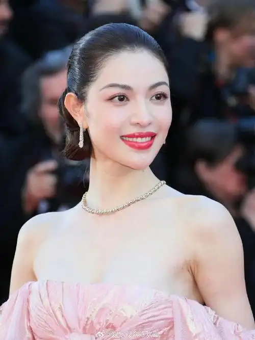 钟楚曦今日戛纳电影节红毯造型  身穿valentin yudashkin 24春夏高定