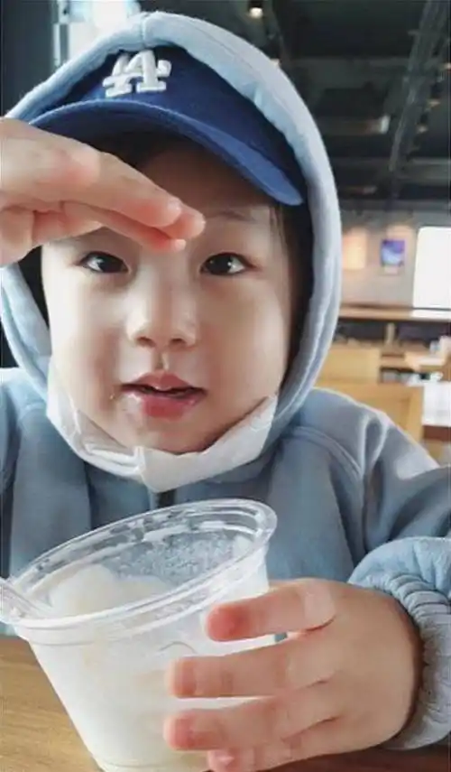 exo金钟仁的侄子已经开始遗传"偶像基因",展现超凡美貌水平!