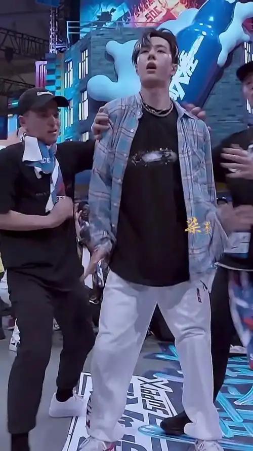 王一博顶胯顶到我心了了,哇咔咔