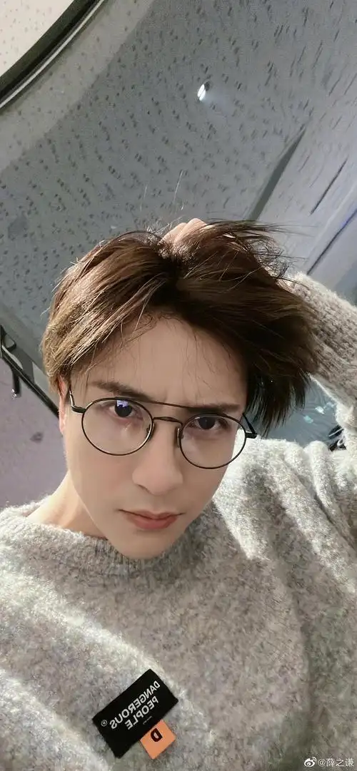 薛之谦帅气自拍 就说养眼不