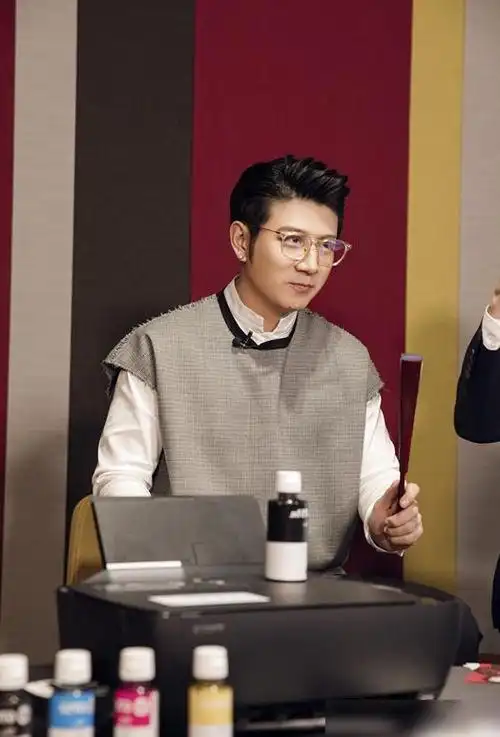 高晓攀和嘻哈包袱铺抖音直播人气爆棚网友足不出户看相声