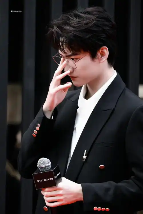 周柯宇背身提裤子