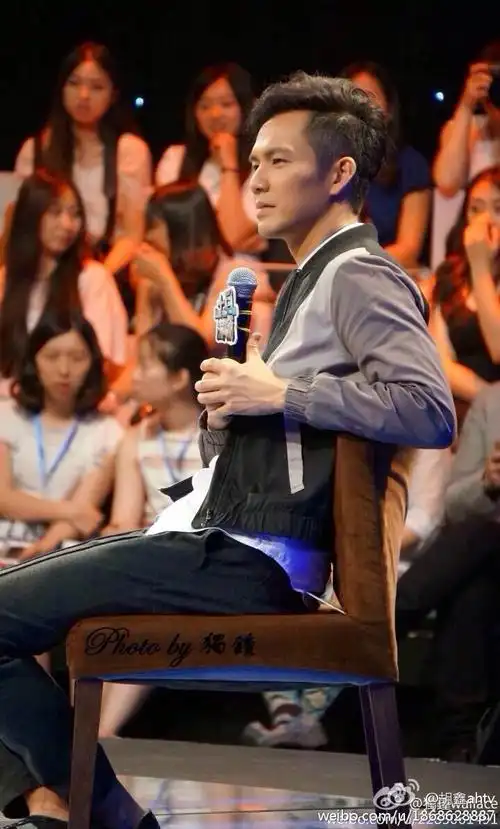 十月围城钟汉良# 小哇坐姿好端庄啊,各种萌表情,小动作@钟汉良吧