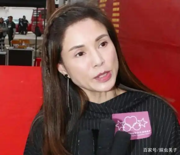 李若彤素颜照流出,看到路人镜头下的她,网友:也是一普通人