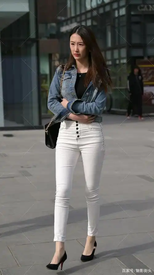 技巧①:选高腰九分裤不会出错"骨感"女生穿紧身牛仔裤的搭配技巧紧身