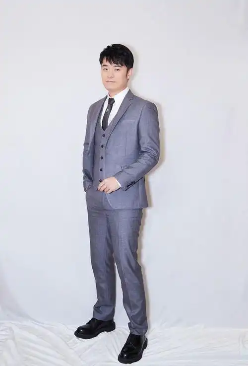 陈赫是胖了吗看他穿西装感觉都横向发展了