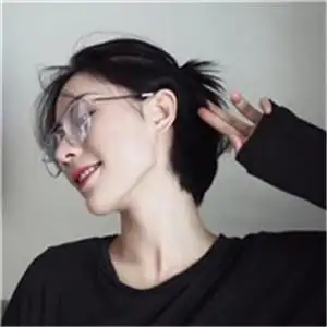 戴圆框眼镜的女生头像再戴上一顶帽子更显得个性了