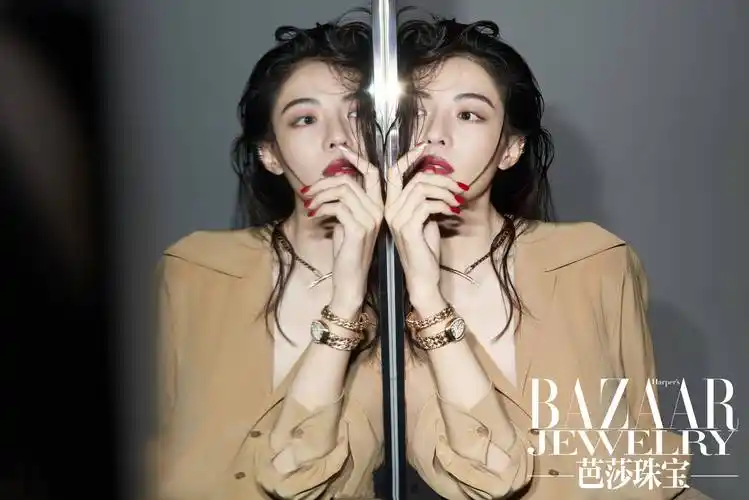 钟楚曦"湿发红唇封面大片",尽显热辣时尚_造型_杂志_珠宝