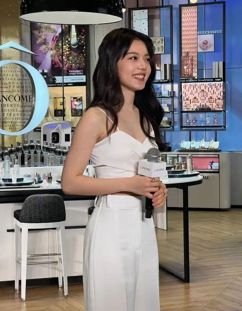 赵今麦活动生图,微卷长发白色抹胸上衣,有一种轻熟的气质.