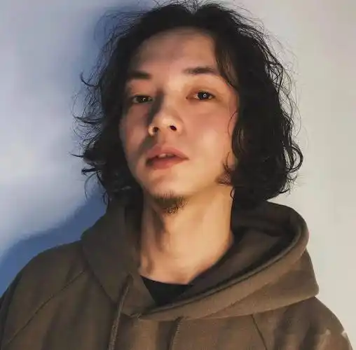 现在一般流行男中分烫小卷,微卷,略微的卷发更加自然蓬松,大卷则复古