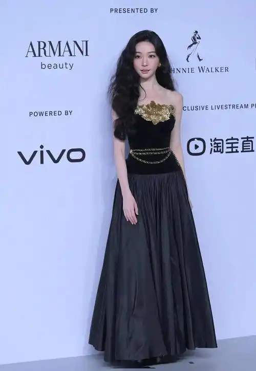 杨幂颜值回春,杨紫瘦出下颌线,倪妮失手,人鱼造型泛滥_状态_李沁_美的