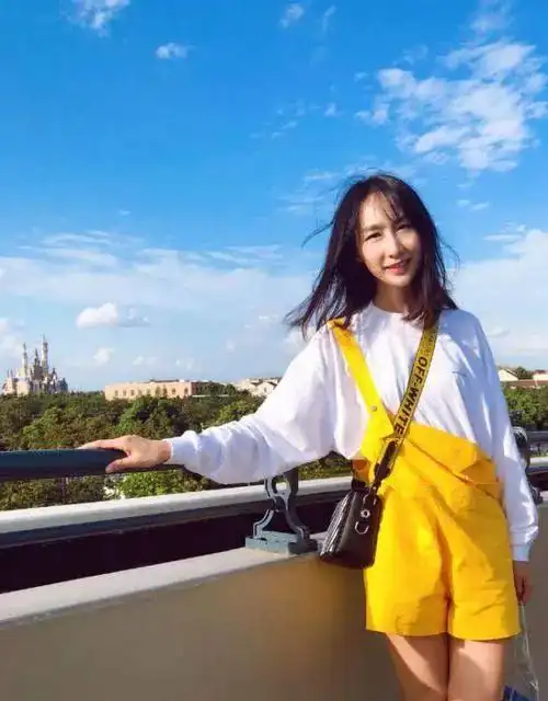 看过翟煦飞照片的人都不知道翟煦飞本来已经娶亲了,究竟翟煦飞加倍像