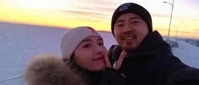 33岁黄英晒落日美照,与老公甜蜜互动,两个孩子的妈依然年轻美丽