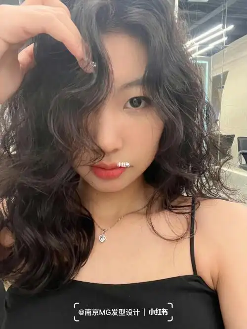 港风复古卷发适合圆脸方脸的烫发