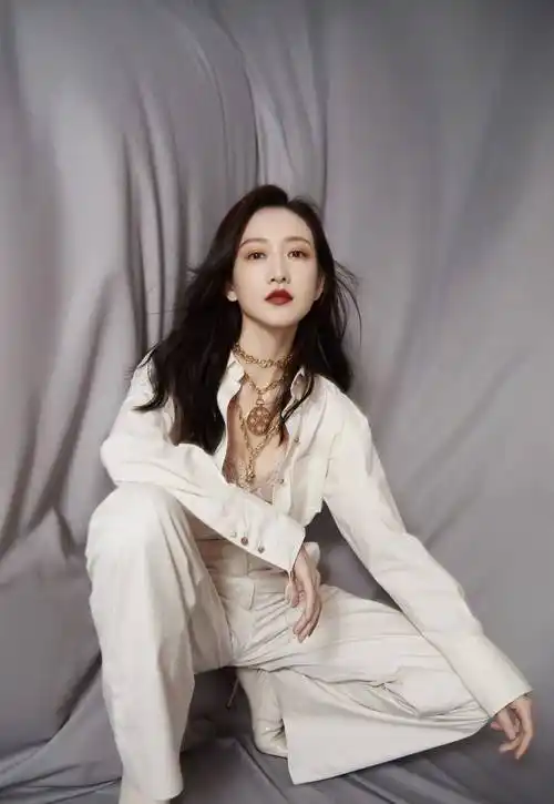 王鸥分享近照太美了,一袭大红色复古挂脖连衣裙,优雅高贵