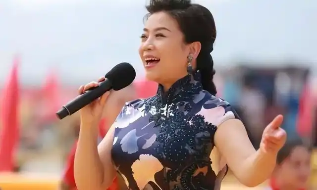 在相爱一段时间之后就迅速地进入了婚姻的殿堂,但是张也和关锦鹏都