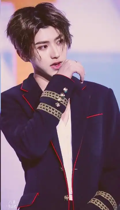 蔡徐坤与未成年亲密照曝光!粉丝:把我蒙在鼓里,把她蒙在被子里