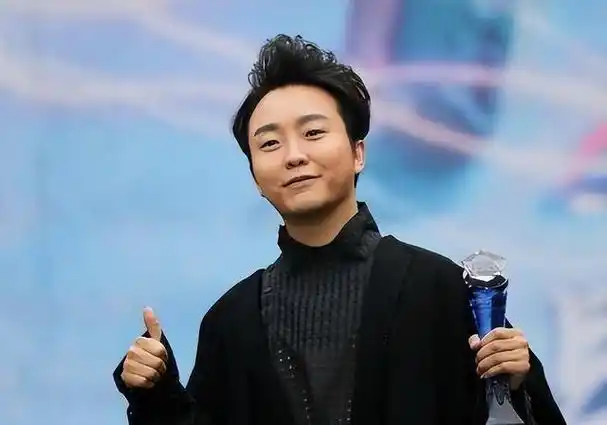 一个急速上升,一个还停留在原地,现在的范小宁好像已经和李玉刚不搭