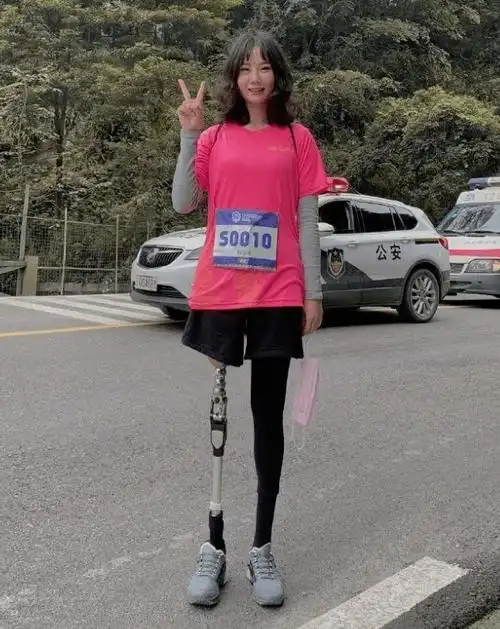 独腿网红"春游哥哥"遭网曝,疑因跟帅气消防员谈恋爱被网友嫉妒