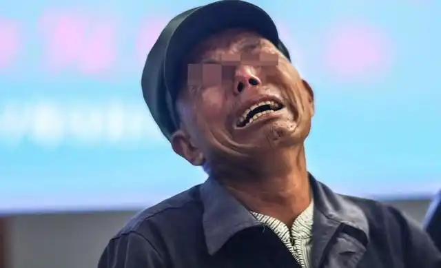 圈外三圈的人,在人群的中央是两个满头白发的老人躺在地上边哭边喊着