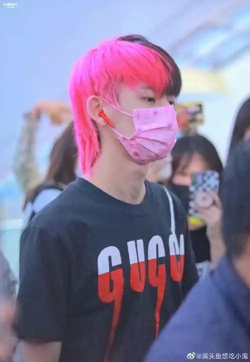 小鬼王琳凯超话救命!小鬼带了我送给他的粉色口罩感动哭了!