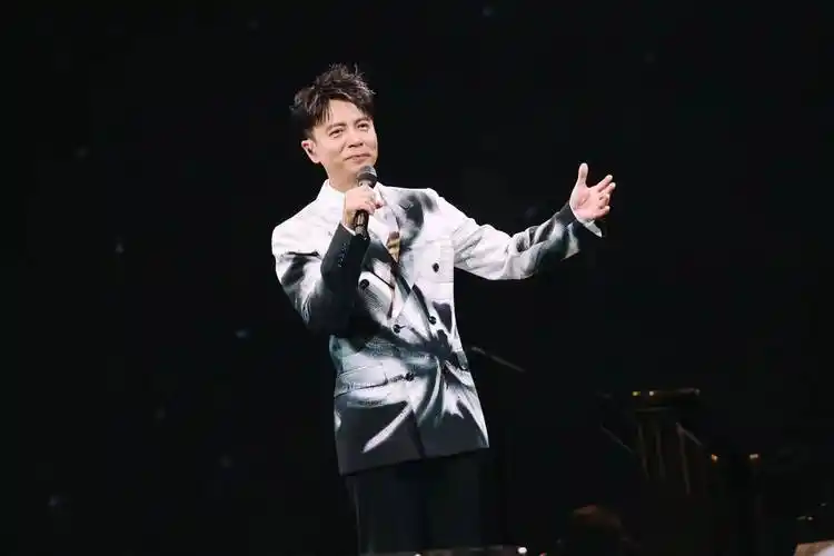 演唱会结束后,网友纷纷在社交平台讨论李克勤演唱会相关内容,反响热烈