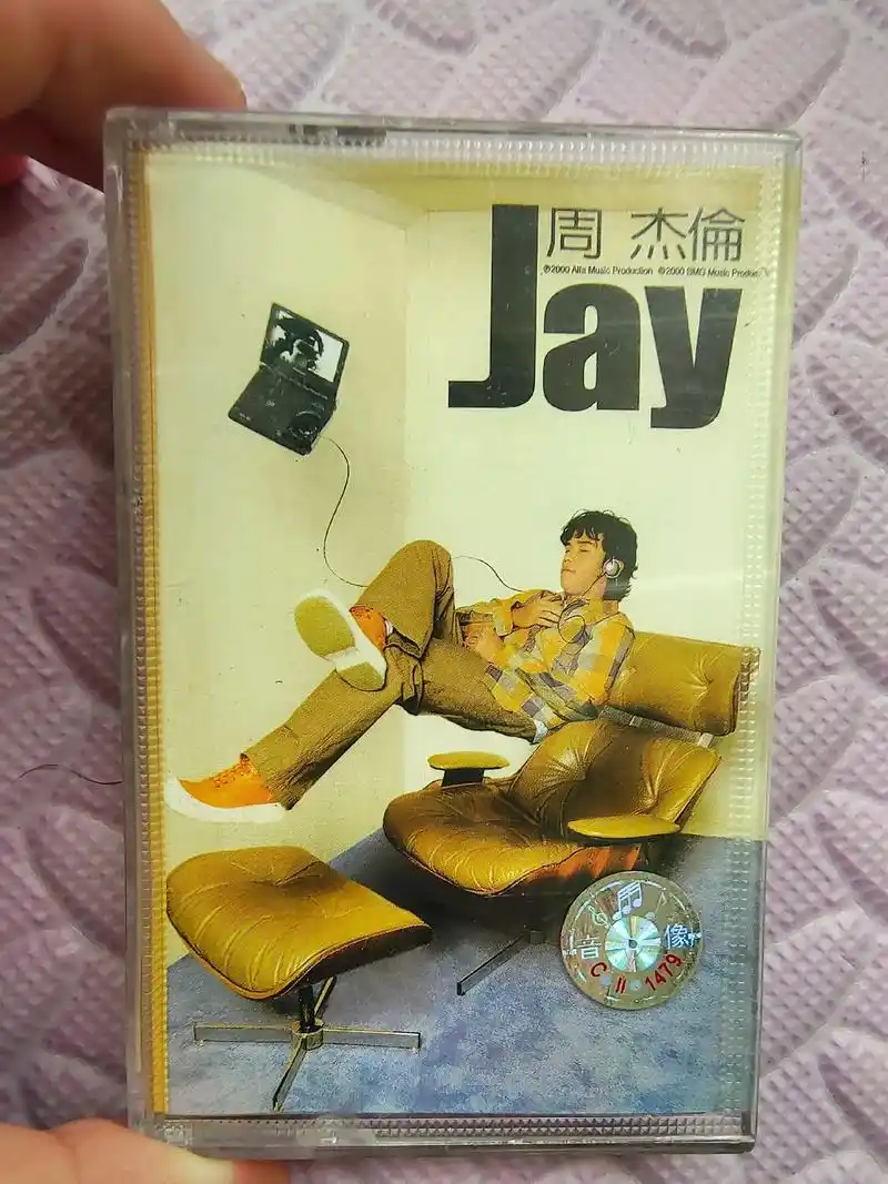 周杰伦2000年发行的第一张专辑,同名 - 抖音