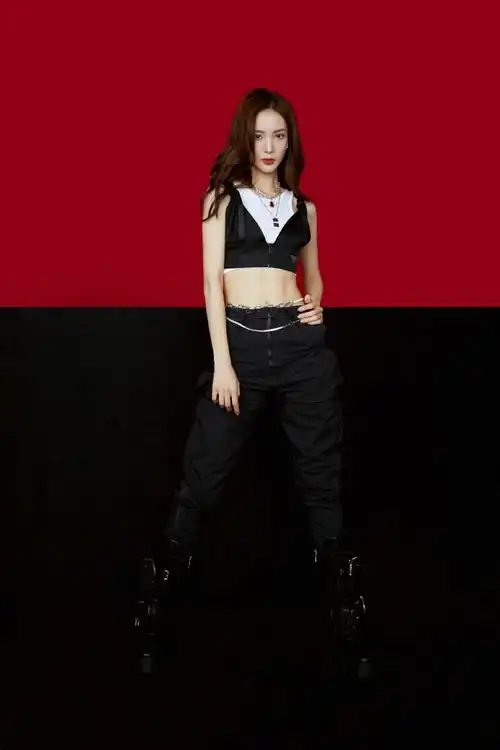 金晨露脐工装服性感写真图片