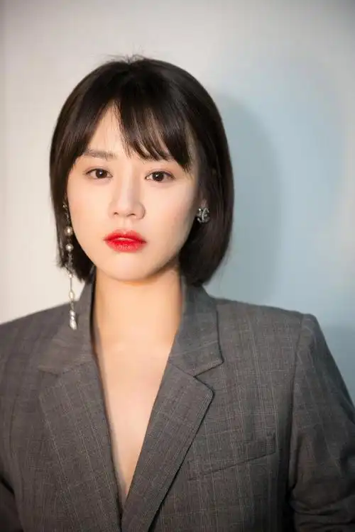 马思纯解锁叛逆女孩新形象露肩吊带配蘑菇头灵动清澈自由不羁