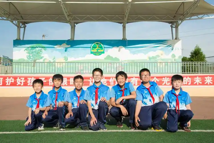 献给未来的回忆――纳日松小学2019届六年级毕业生毕业照