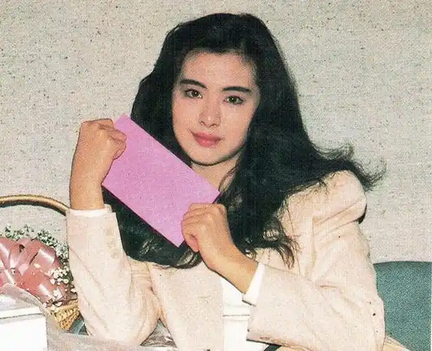 王祖贤虽身为千万人所敬仰的女神,但她的感情经历也算是十分曲折的.