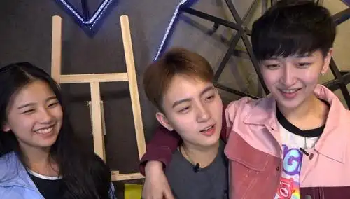 黄汐源投怀惹张晓钰脸红左卓尴尬无处安放