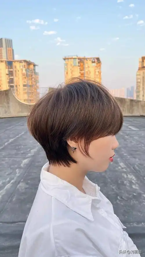 短头发发型图片女,别再烫全头卷了,当下最火的短发送给你,美到让人看
