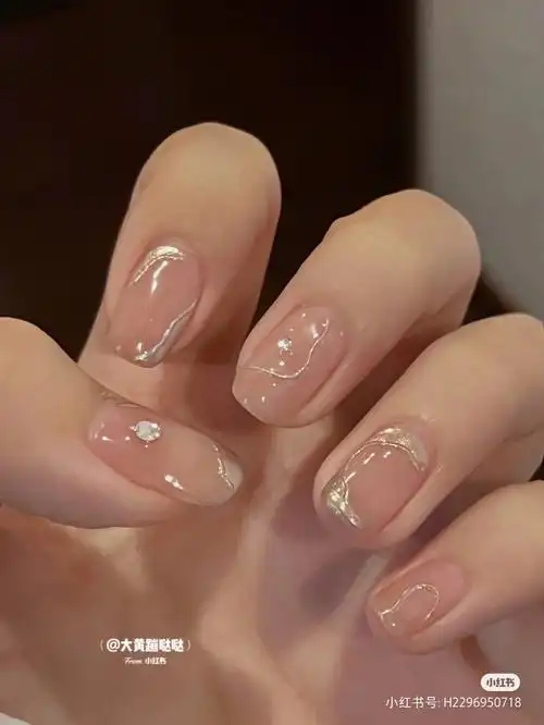 短吧其实有一点点想贴甲片 但美甲小姐姐说我指甲太软最好不要贴55555