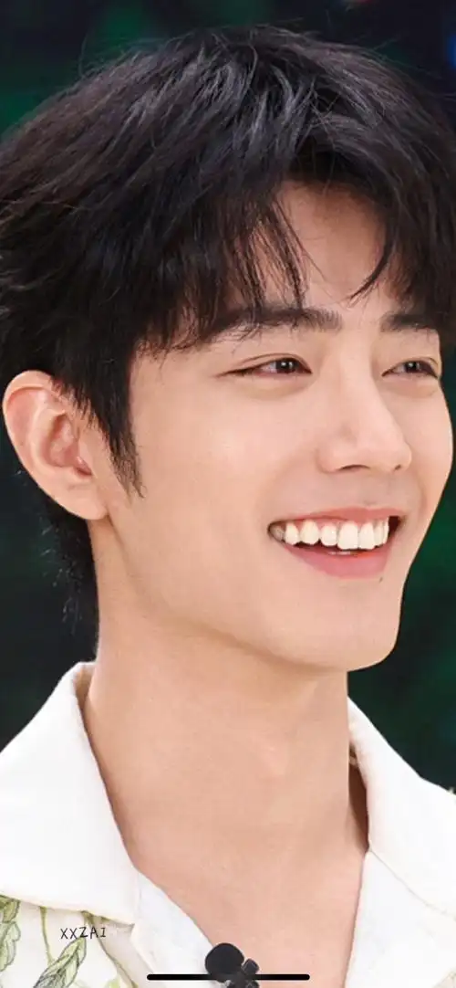 笑起来太好看太治愈啦  #肖战花衬衫直播造型##肖战穿白