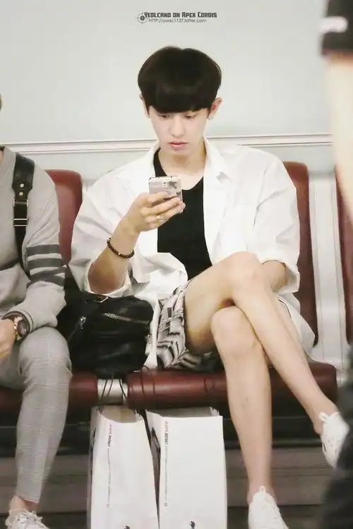 朴灿烈我给你的腿跪了!