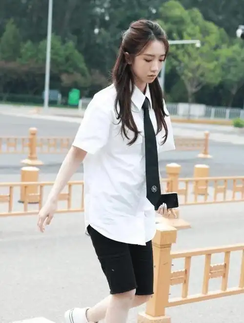 164cm孟美岐为显高穿帆布鞋要加5cm鞋底谁料意外很潮