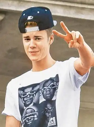 贾斯汀比伯伦敦演唱会上晕倒粉丝呼吁其多休息