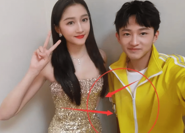 原创67有种站姿叫关晓彤与男星合照手部避嫌举动尽显教养